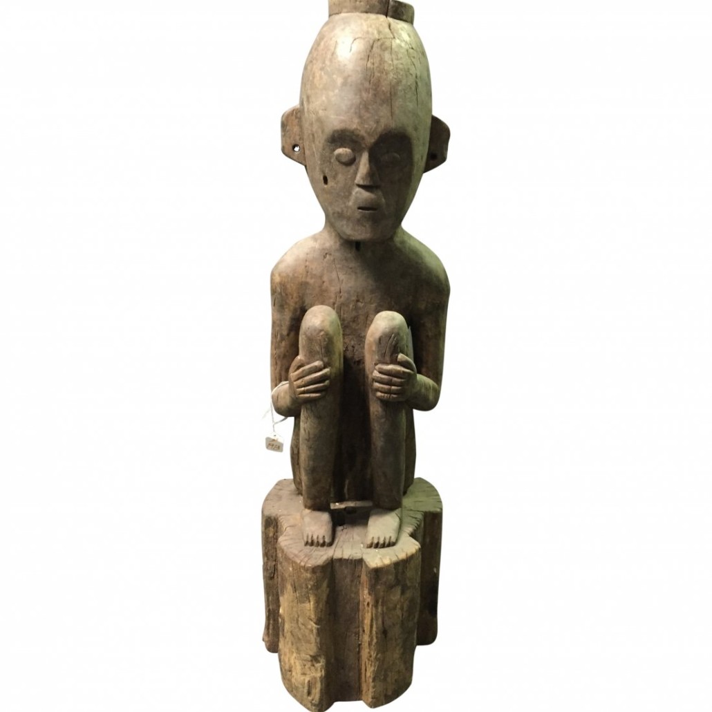 Lot 9 – Nineteenth century bulul rice god sitting and clutching knees, carved of heavy wood, 39.5in tall x 10.5in wide. Estimate: $1,500-$1,800. Last Chance by LiveAuctioneers image