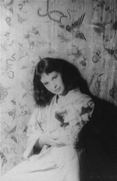Gloria Vanderbilt, 1958 photo by Carl Van Vechten (1880-1964). From the Van Vechten Collection, US Library of Congress